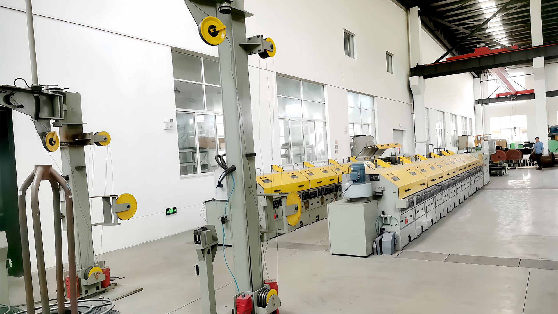 ওয়্যার পে-অফ মেশিন কীভাবে পে-অফের সময় তারের স্ট্রেচিং বা বিকৃতি রোধ করতে টেনশন নিয়ন্ত্রণ বজায় রাখে?